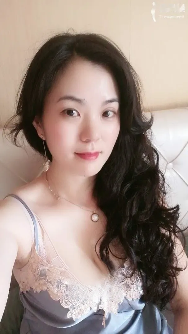 大胸肤白的小姐姐