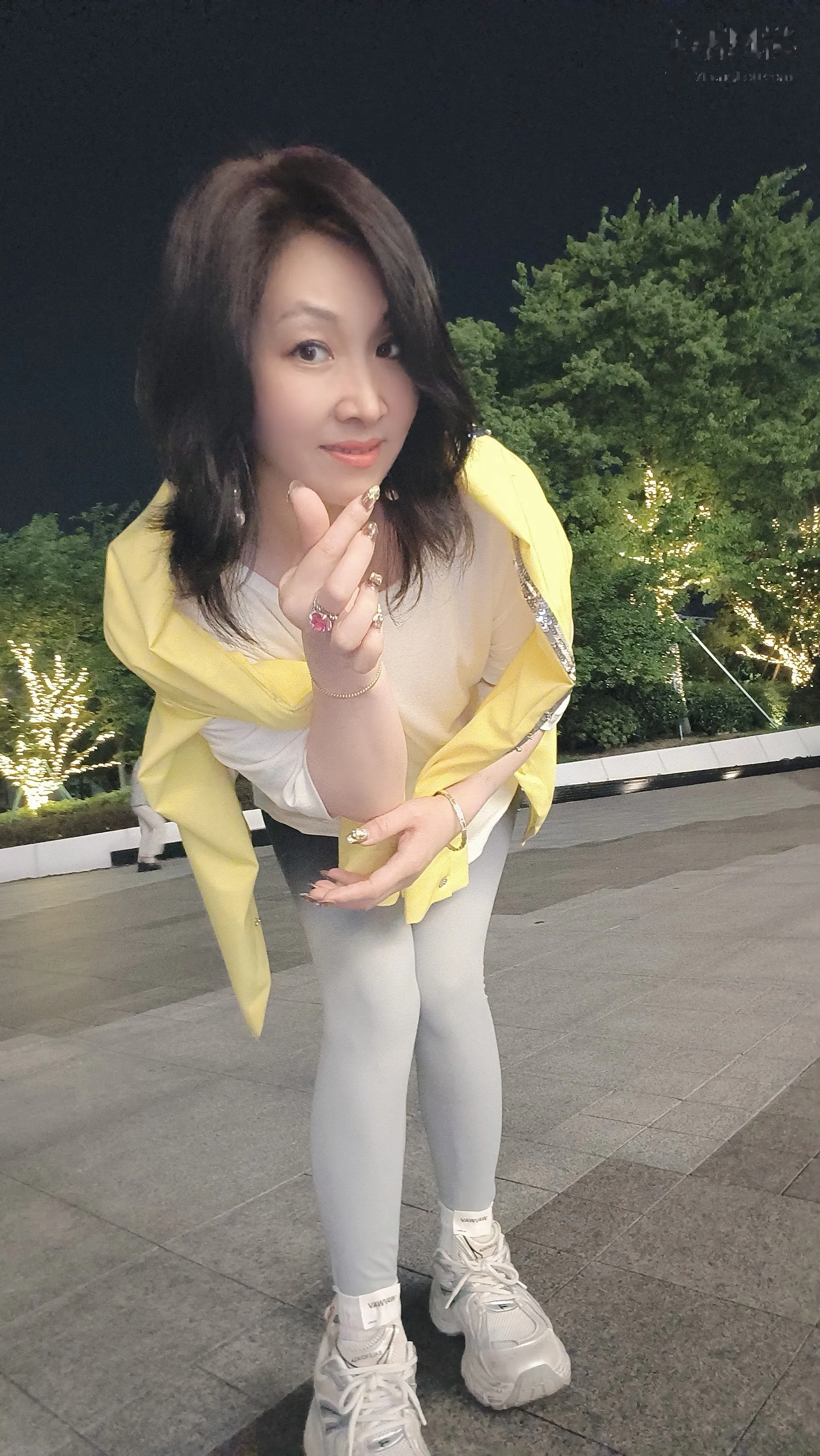 巨乳肤白气质辣妇