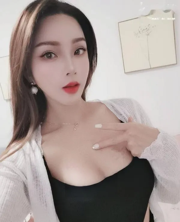 白云丰满妩媚小妖精