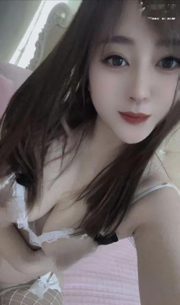 年轻美女颜值床上妩媚
