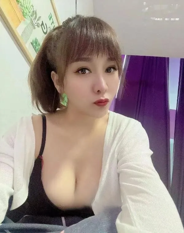 性感丰满辣妹小姐姐