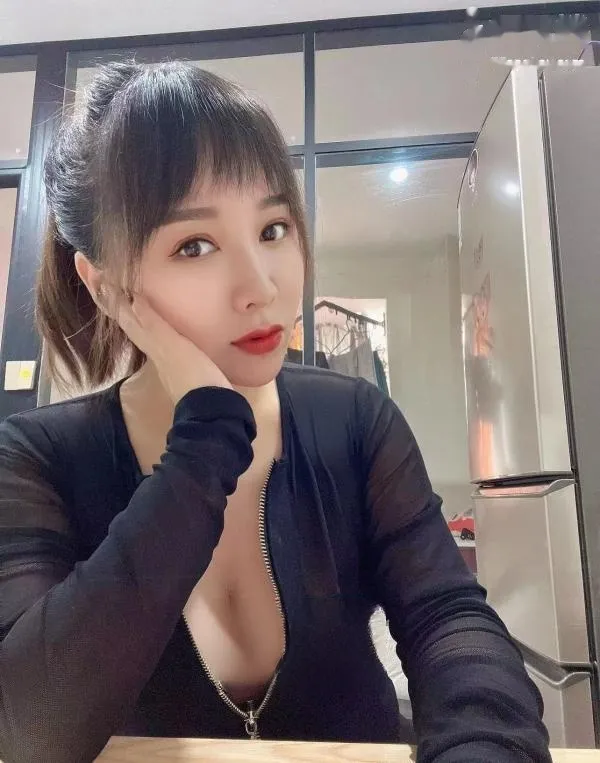 性感丰满辣妹小姐姐
