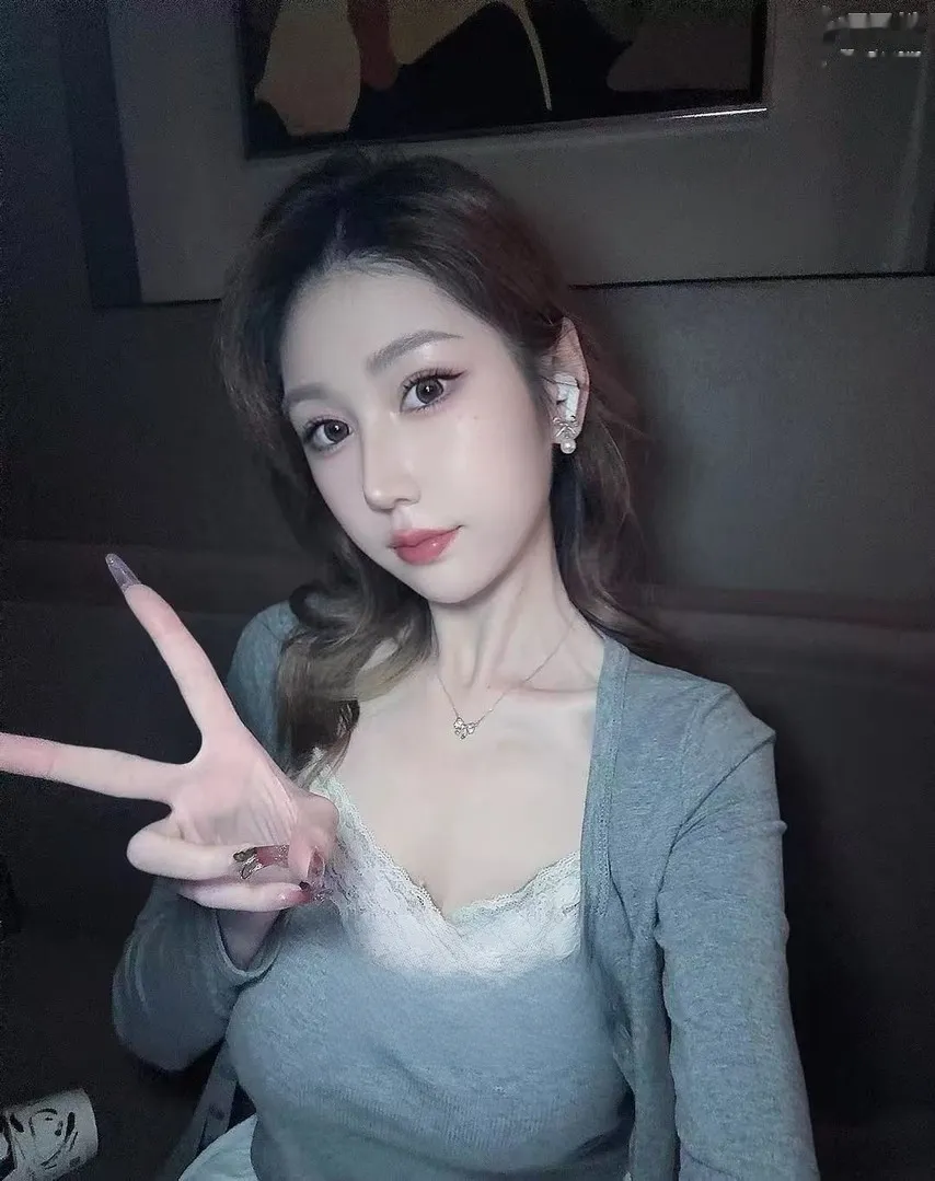 热情似火的蜜桃臀奶妮