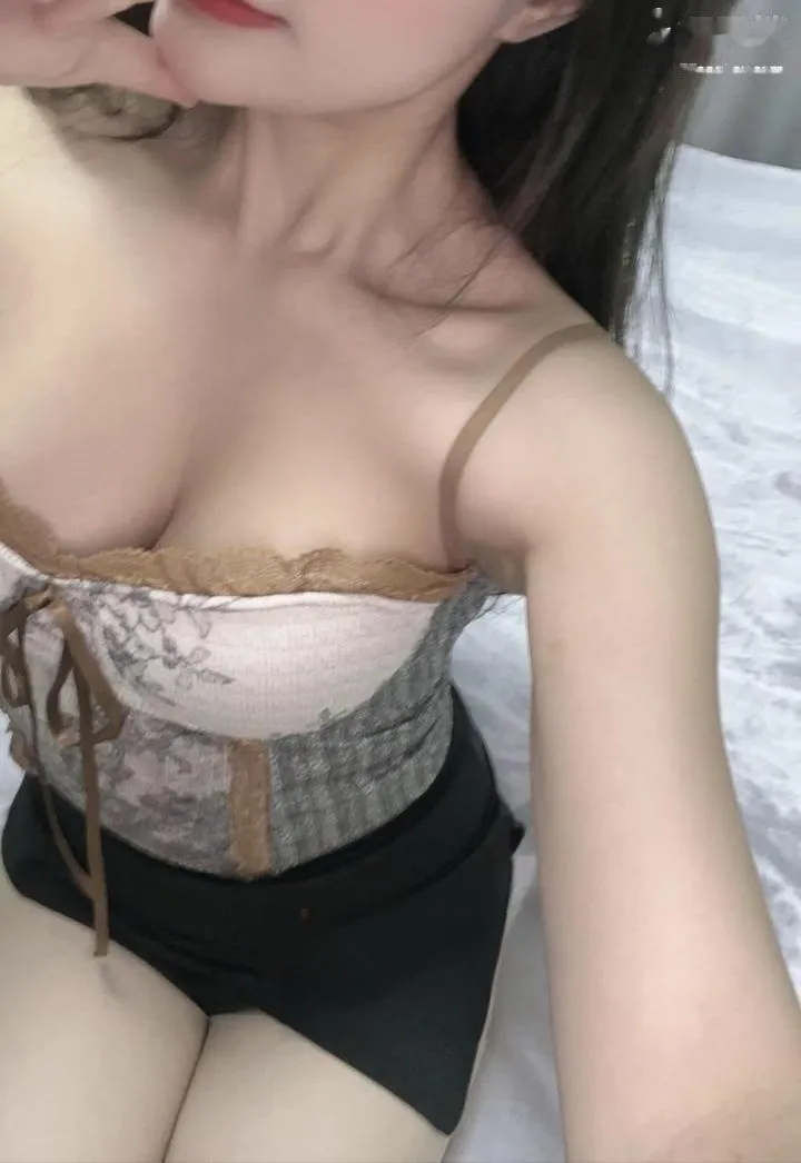 性感大胸妩媚小姐姐