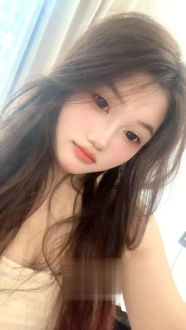 前凸后翘小骚妹