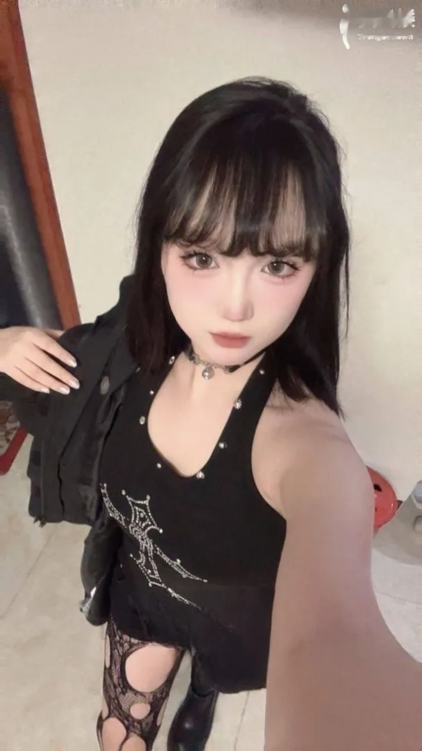 极致的迷恋，灯光的昏暗，低声的娇吟