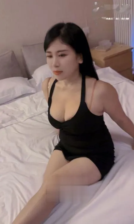 大胸美眉草莓