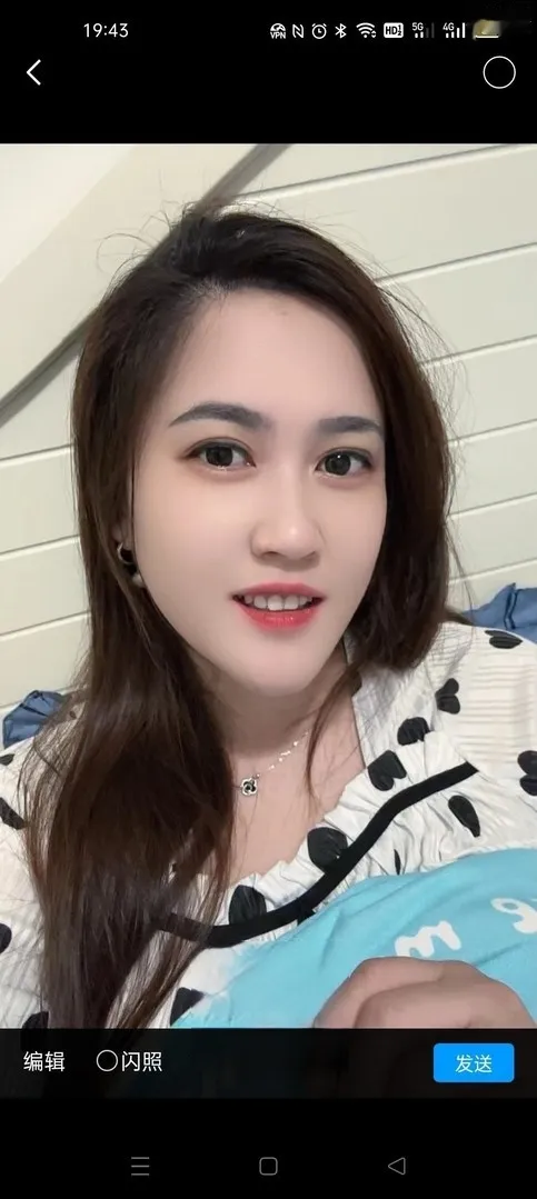丰满性感的美女性价比超高额，颜值也不相当过得去的
