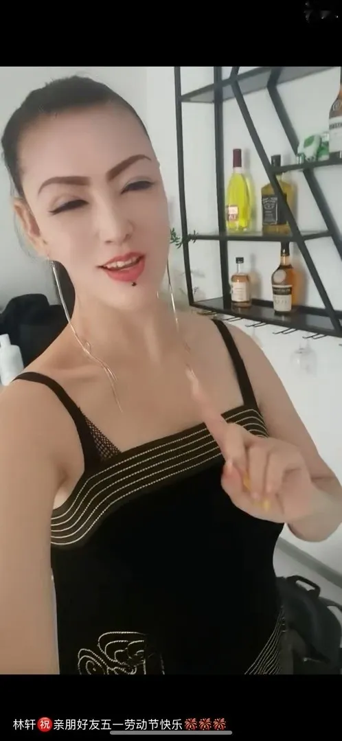 满身纹身骚熟女