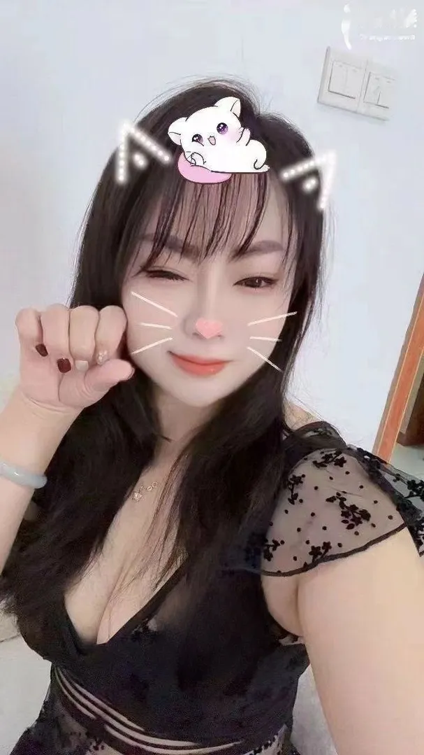 大奶嫩妹皮肤白皙会喷会夹