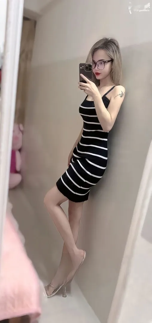 粉嫩苗条小妹