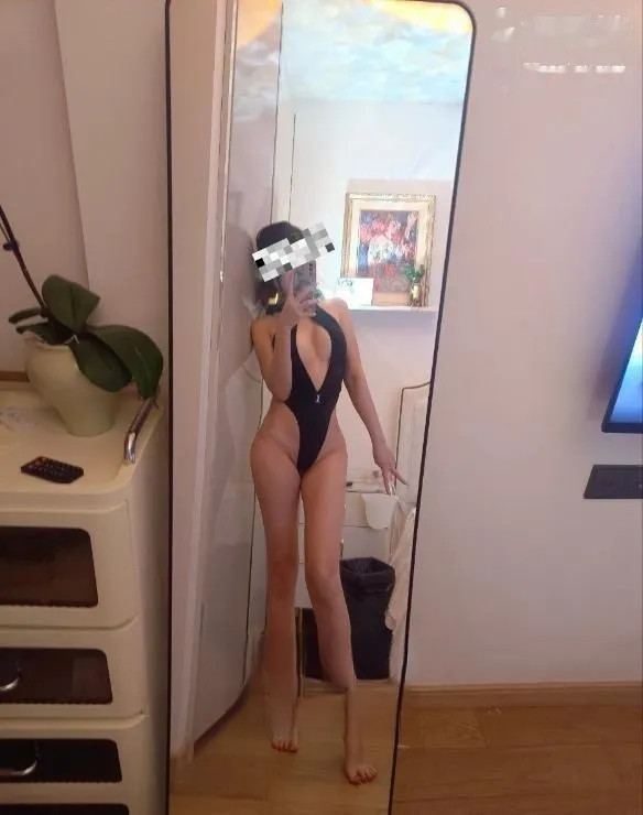 可爱甜妹穿情趣上衣很欲