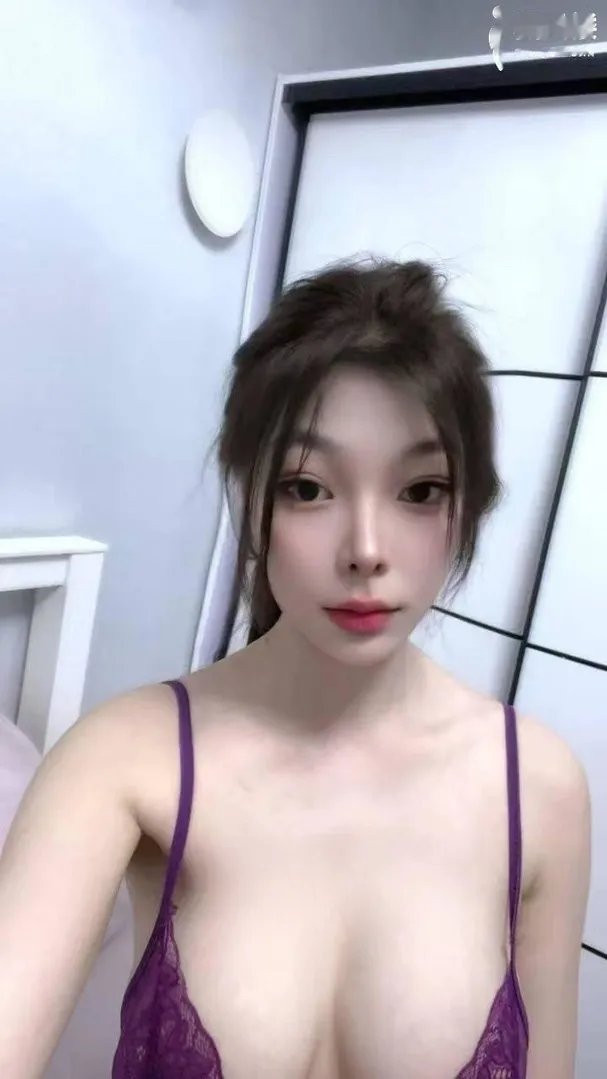 白云性感粉嫩大奶妹