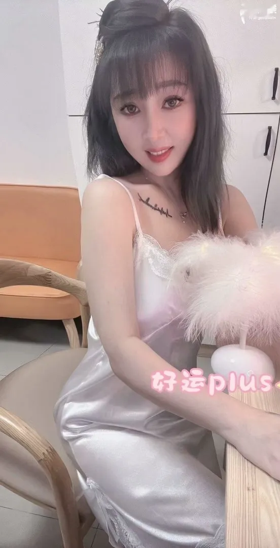 气质美女皮肤白嫩水多