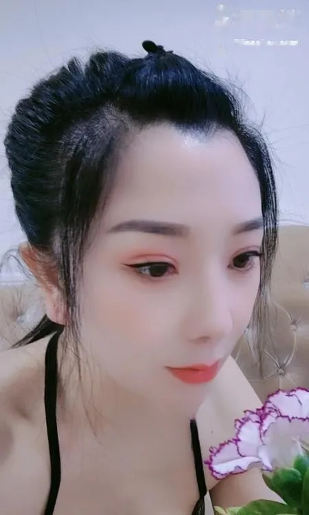白嫩大胸花式舌吻小妹妹 