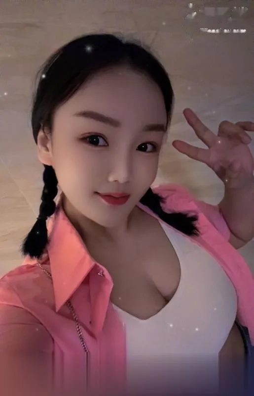 三点粉嫩妹