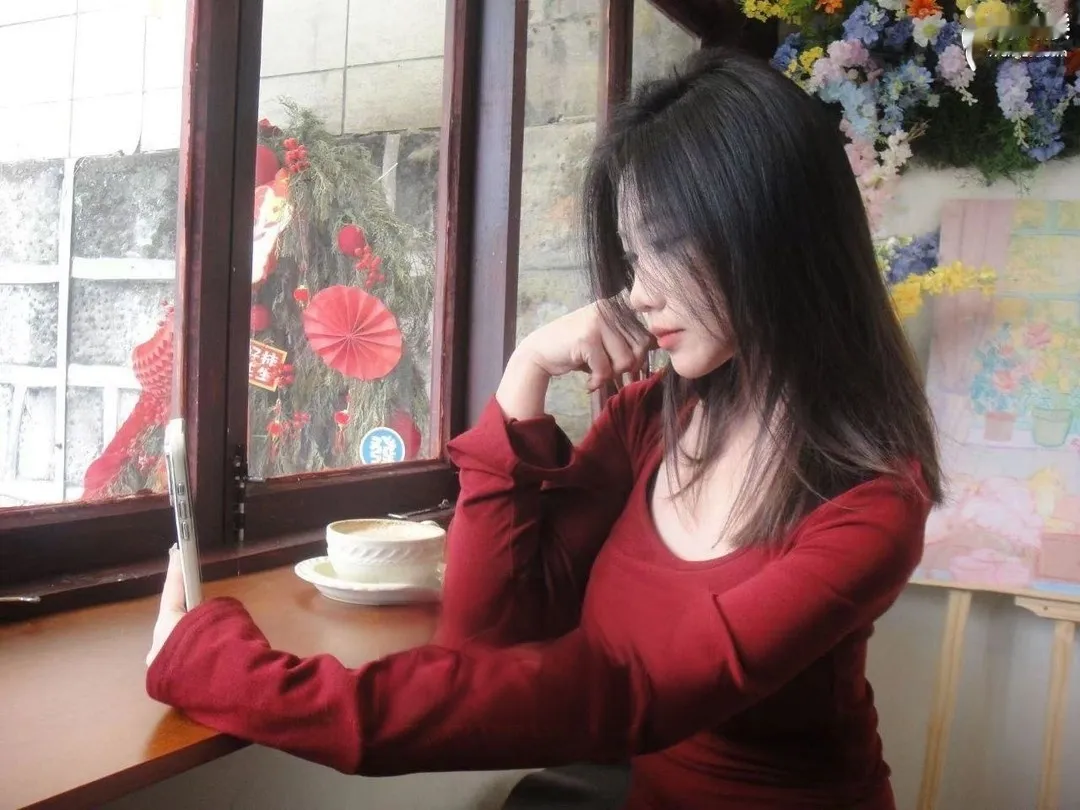 性感嫩妹果然惊艳诱人