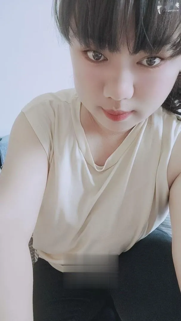 大胸丰韵身材小姐姐