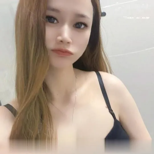 老师穿着性感的内衣坐在床边等我