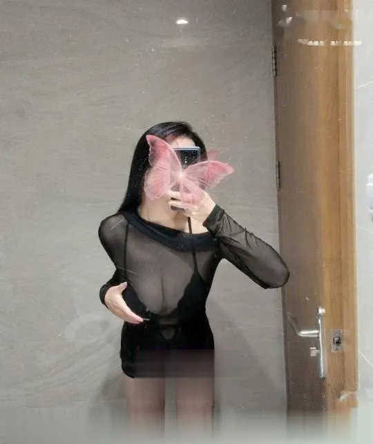 反差嫩妹D奶