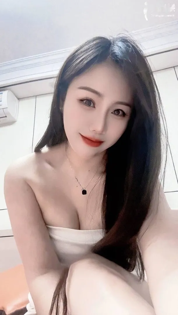 身材哇塞大胸制服诱惑美女 