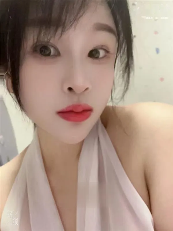美鲍丰满多汁的嫩妹