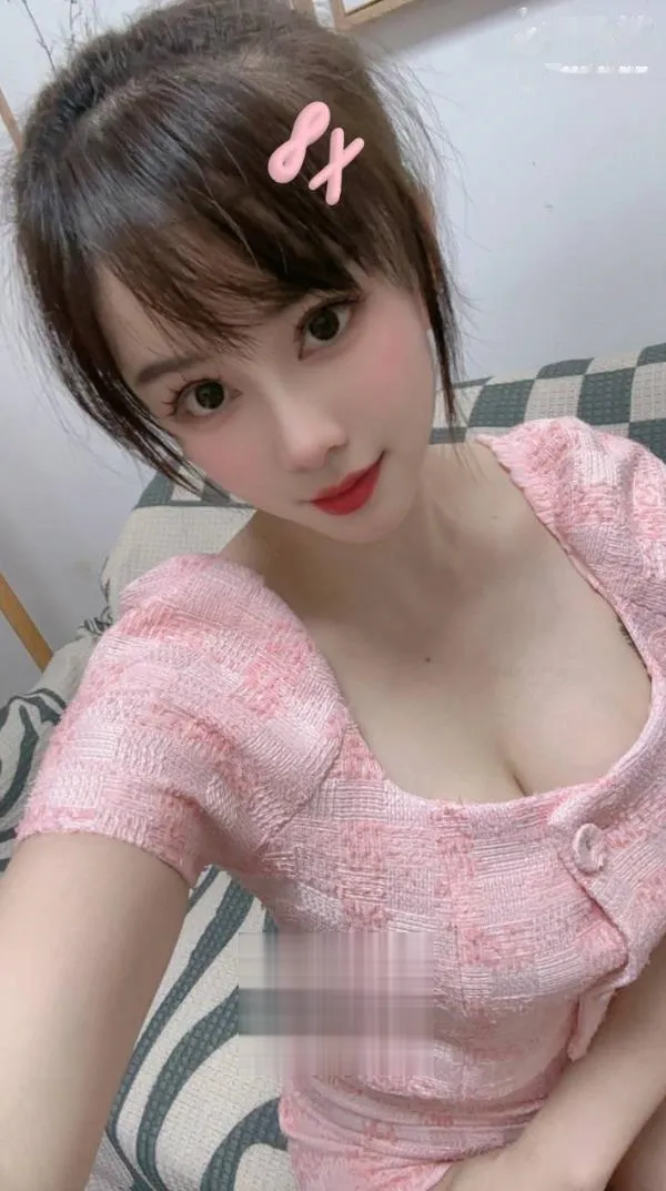粉嫩酥胸性感老师