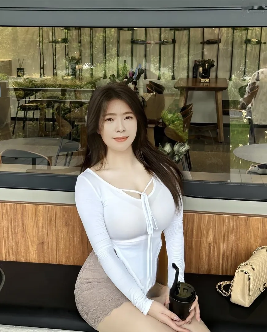 白云高挑身材御姐少妇