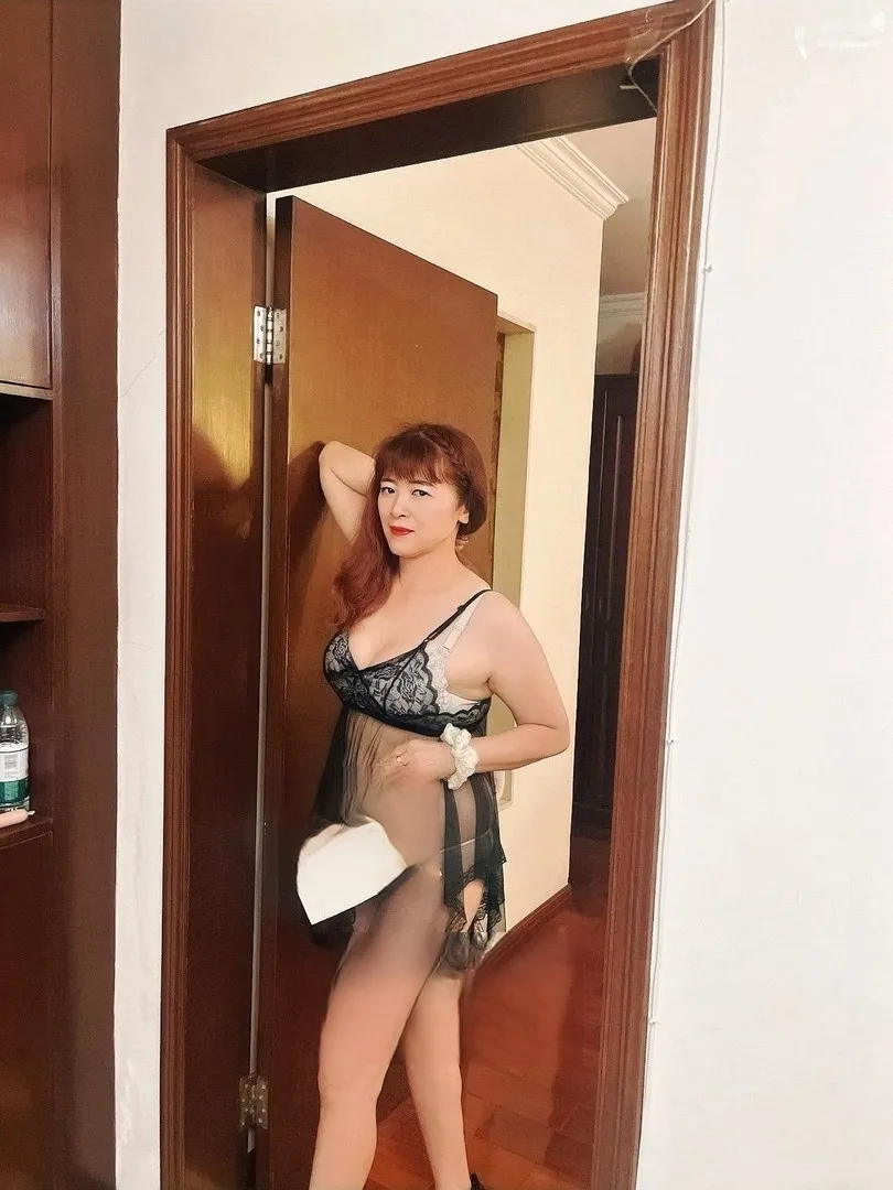 白云高挑身材御姐少妇