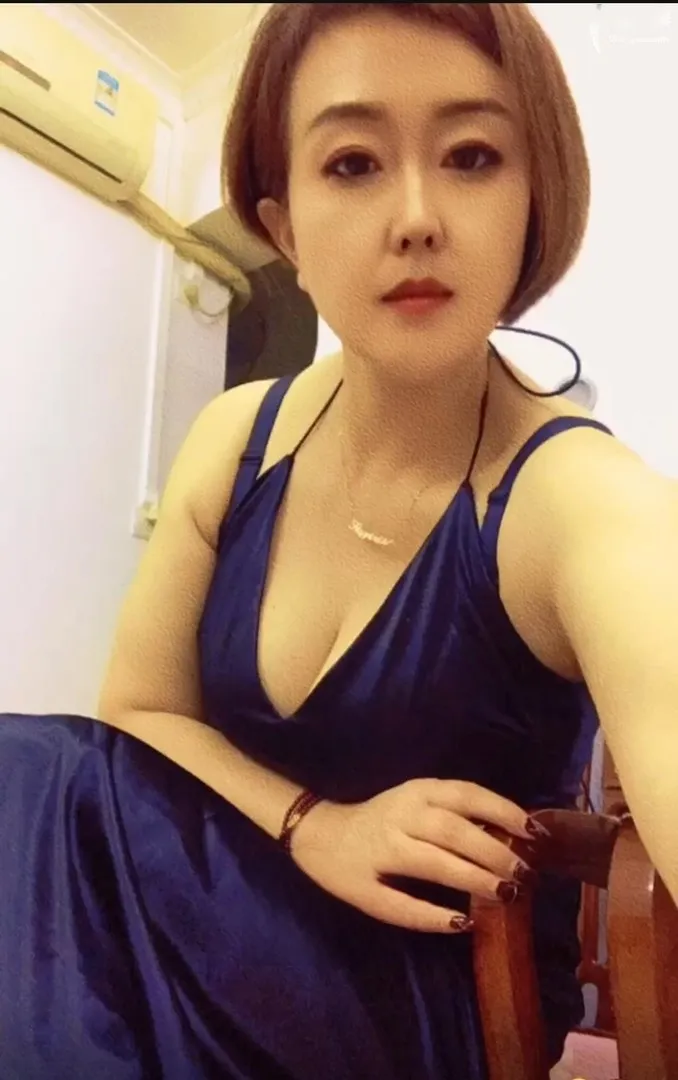 短发性感少妇