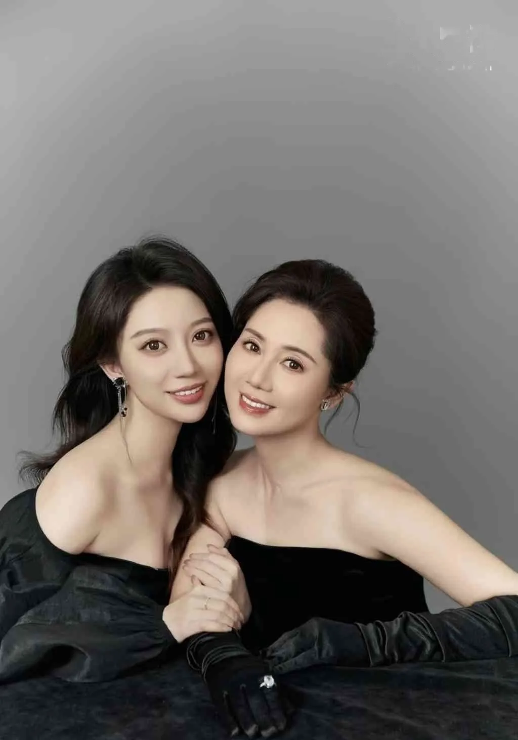 亲生母女花错过拍大腿