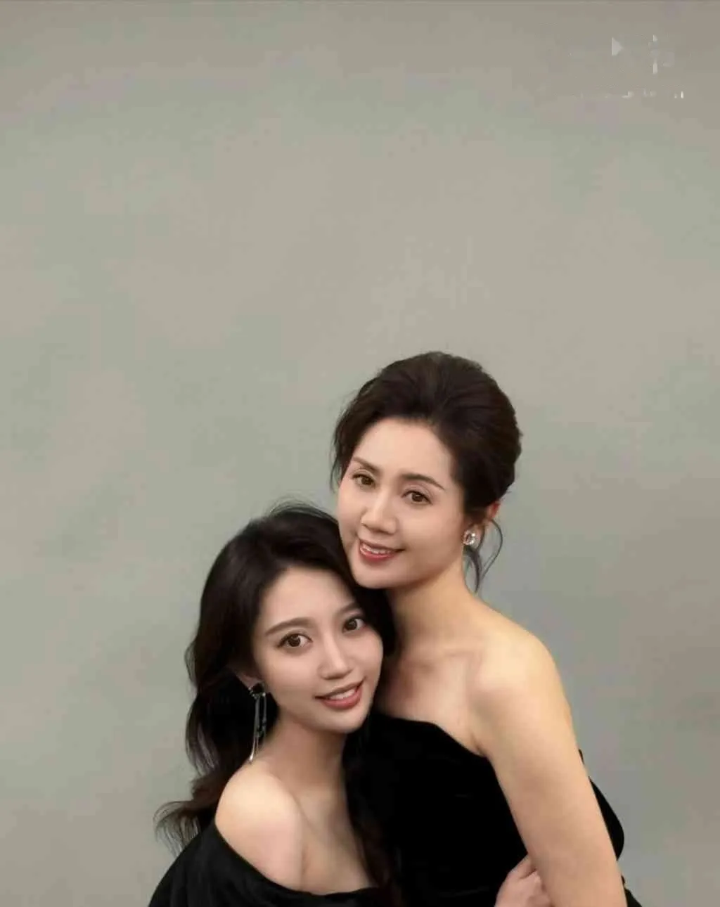 亲生母女花错过拍大腿