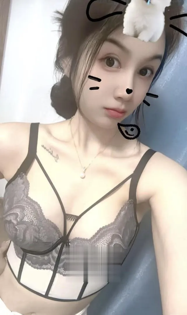 骚首弄姿的小美
