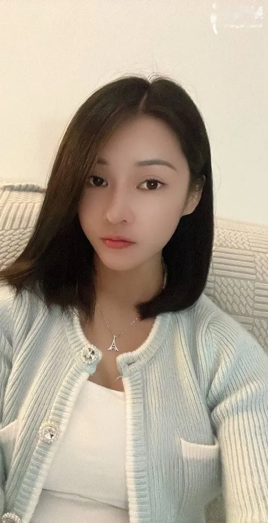 滨海酥胸美腿甜妹纸
