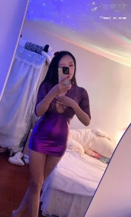 进门之后老师就给我了一个热情的拥抱在我怀里撒娇，恨不得抱起来艹