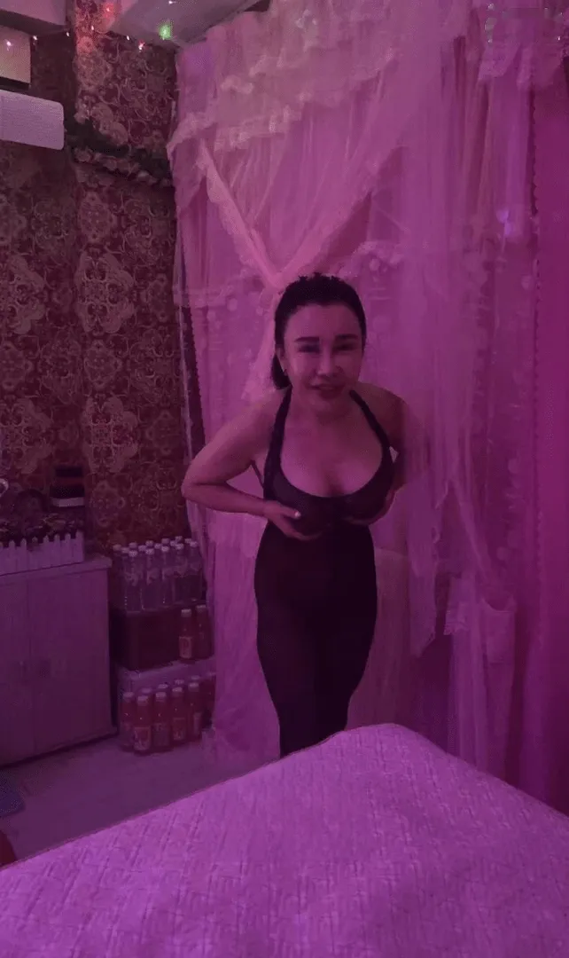 细腰大奶少妇姐姐口活很好很热情