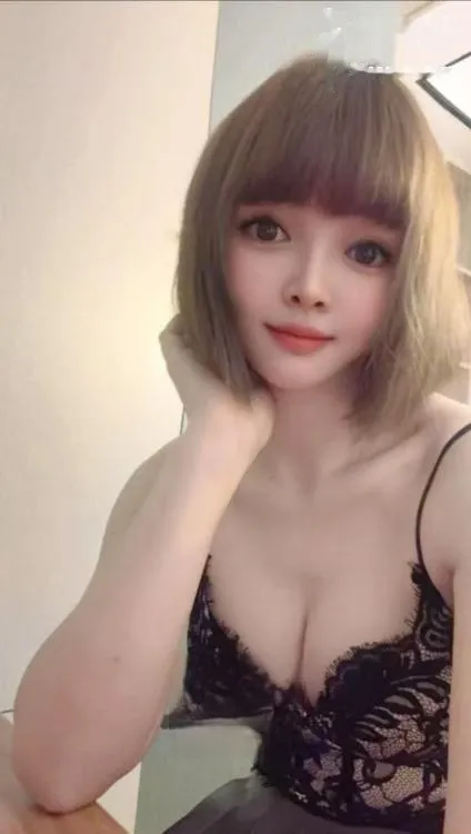 分享粉嫩白虎美眉