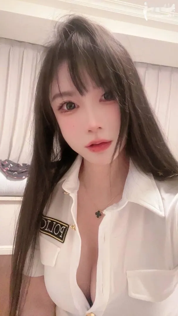 粉嫩大胸花式服务小骚妹