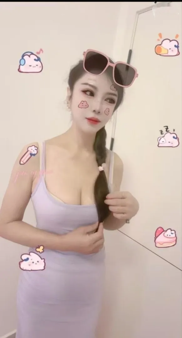 胸大圆挺兼职嫩妹