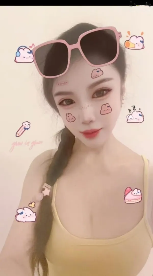 胸大圆挺兼职嫩妹