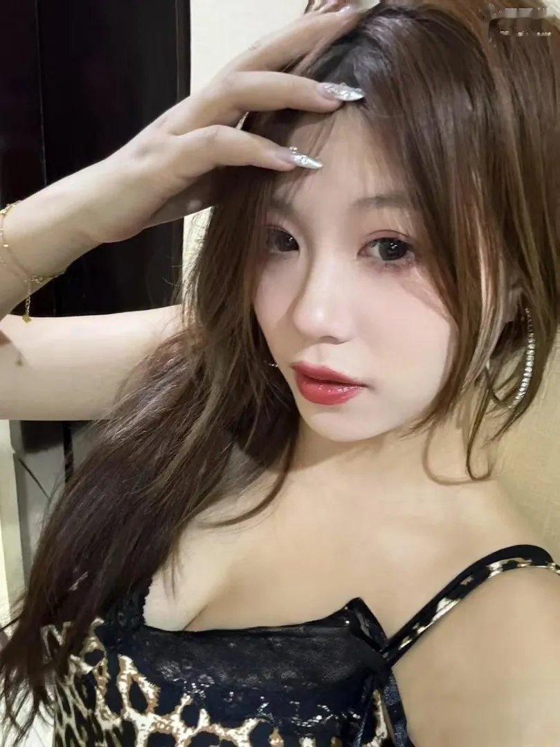 曼妙多姿的身材和甜美笑容惹人爱