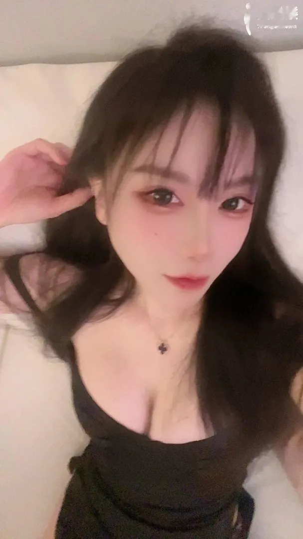 粉嫩大胸花式服务小骚妹