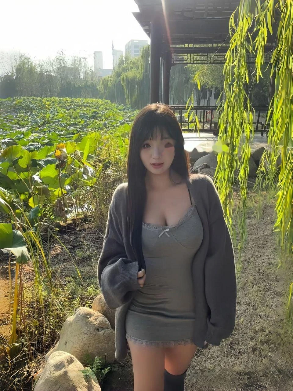 极品翘臂白虎一线天