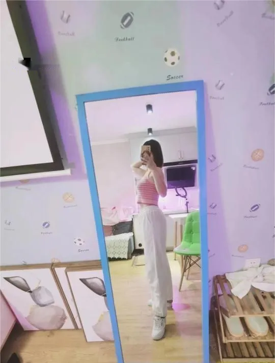 精致短发少妇如梦