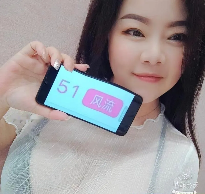 微胖大奶美女