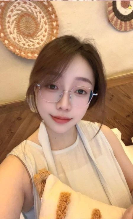 戴眼镜的最骚了