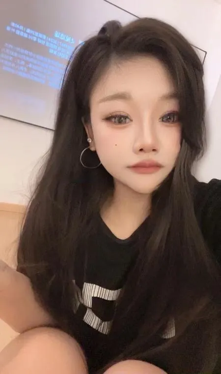 天心00后大胸妹