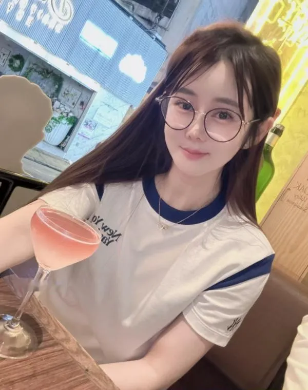 娃娃脸可爱小妹子