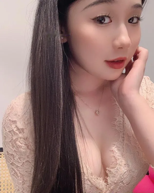 大胸蕾丝少妇
