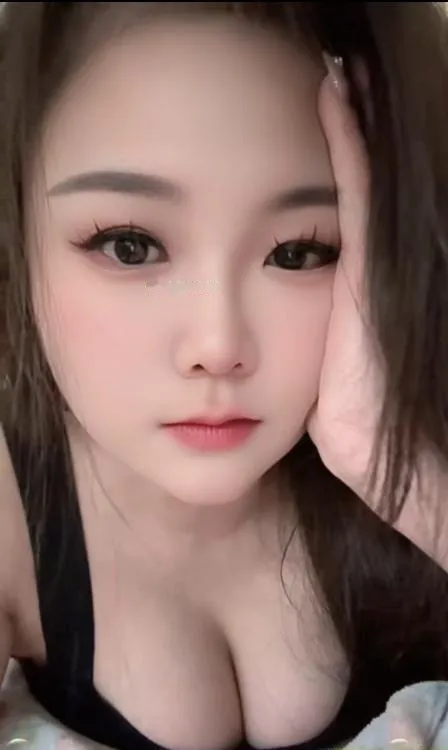 微胖大胸小姐姐